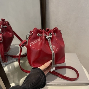 Borsa a Secchiello in Pelle PU Verniciata alla Moda per Donna Coulisse con Catena di Künstliche Perle di Lusso Borsa a Tracolla Lucida