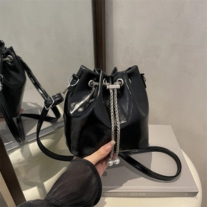 Borsa a secchiello in pelle lucida nera con catena d'argento e ciondoli di perle eleganti