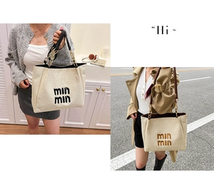 Dettaglio della borsa tote intrecciata con catene che mostra opzioni di stile interno ed esterno