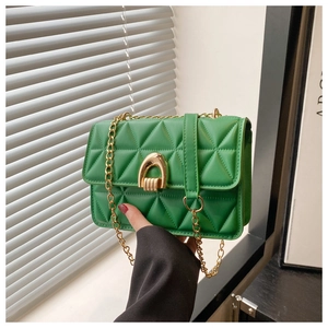 Détail du sac matelassé vert en similicuir avec fermoir doré et bandoulière chaîne