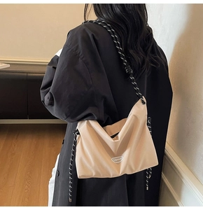 Detail der Hobo-Tasche mit GAIFYUN-Logo und stilvollem schwarz-weiß gewebtem Seilschultergurt