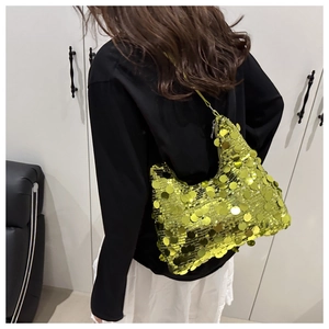 Détail de paillettes vert néon sur un sac porté épaule tendance à texture brillante