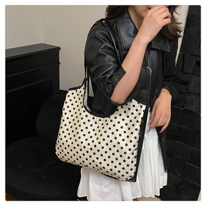 Détail du grand sac cabas à pois avec large bandoulière et bordures noires renforcées