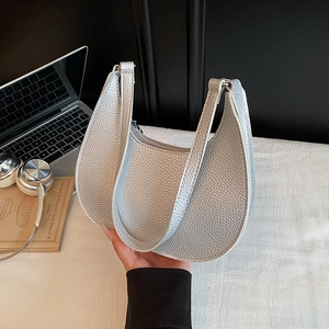 Silver hobo bag in lychee pattern leather with a metallic finish, elegant and minimalist