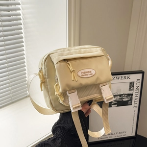 Borsa a tracolla in nylon crema con logo fashion e fibbie bianche regolabili