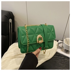 Détail du sac en cuir matelassé vert avec fermoir doré en U et bandoulière chaîne