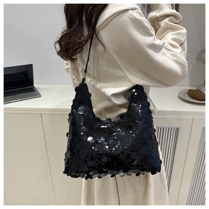 Gros plan détaillé d'un sac hobo à paillettes noires avec de grandes paillettes bris