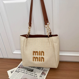 Borsa tote intrecciata alla moda con spalline in pelle marrone e ricamo chic