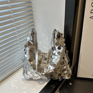 Sac hobo à paillettes argentées avec finition métallique brillante et fine bandoulière
