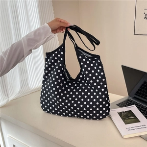 Grand sac cabas en toile à pois noirs et blancs pour les trajets quotidiens