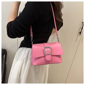 Sac bandoulière rose en cuir PU mat avec boucle argentée porté par un mannequin