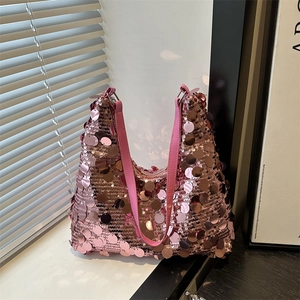 Sac à bandoulière rose orné de grandes paillettes métalliques et boucles argent