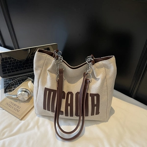 Sac fourre-tout minimaliste en toile avec garniture en cuir brun et poignées en chaîne