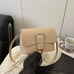 Petit sac à bandoulière en cuir PU beige minimaliste avec boucle argentée élégante