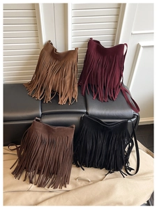 Détail de sacs seaux à franges bohèmes en quatre couleurs avec texture en daim