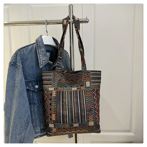 Détail du grand sac cabas ethnique avec motifs géométriques colorés et larges poignées