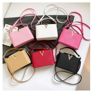 Mini sacs à bandoulière en cuir texturé avec logo V doré en six couleurs pour femme