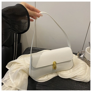 Détail du sac à bandoulière en cuir grainé blanc avec fermoir rotatif doré élégant