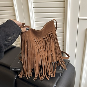 Borsa a spalla in camoscio marrone con frange lunghe in stile retrò bohémien