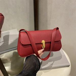 Sac à bandoulière en cuir bordeaux motif litchi avec boucle dorée et anse élégante