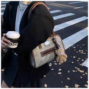 Sac fourre-tout vintage en toile avec anses en cuir marron et breloque ours en peluche