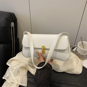 Sac à épaule chic en cuir grainé blanc avec fermoir rotatif doré et design à rabat moderne