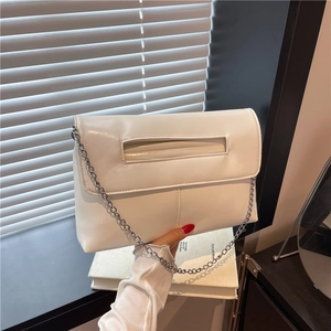 Sac enveloppe minimaliste en similicuir blanc avec bandoulière chaîne et poignée design