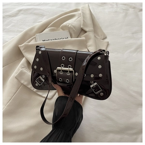 Détails du sac en cuir verni marron avec rivets argentés et boucle de style punk Y2K
