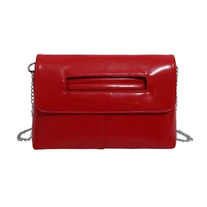 Sac enveloppe minimaliste en similicuir rouge verni avec chaîne argentée et poignée découpée