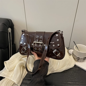 Sac à main punk en cuir verni marron foncé avec clous argentés et boucles chic