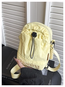 Détail du sac bandoulière en nylon jaune clair avec cordon de serrage et broderie Duoning
