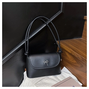 Vue détaillée du sac bandoulière en cuir mat noir avec boucle nœud argenté