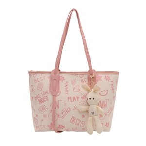 Sac fourre-tout tendance avec imprimé graffiti et breloque lapin en peluche doux