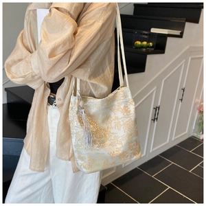 Détail du sac à bandoulière en jacquard chinois avec élégante pampille décorative