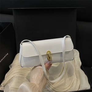 Minimalistische weiße Umhängetasche aus Litschi-Leder mit goldenem Zylinderschloss