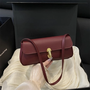 Burgunderrote Leder-Baguette-Tasche mit Goldschloss auf Elfenbein-Seide und schwarzer Box