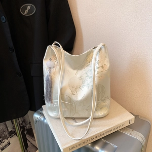 Sac cabas jacquard blanc cassé élégant avec broderie de bambou et pompon gris