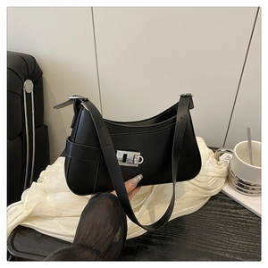 Détail du sac en cuir PU noir avec boucle argentée et bandoulière réglable
