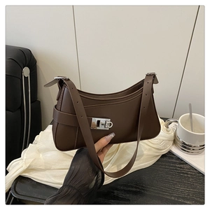 Détail du sac sous le bras en similicuir marron foncé mat avec boucle carrée argentée