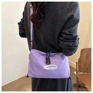 Détail du sac bandoulière violet avec logo FANYISSA et fermeture éclair à nœud chic