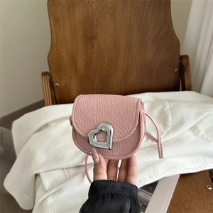 Sac à Épaule Mini pour Femme en Cuir PU Motif Litchi Boucle Cœur en Métal Petit Sac Bandoulière Mode Simple Quotidien
