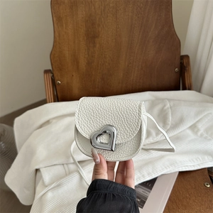 Mini sac bandoulière crème avec boucle argentée en cœur et texture cuir grainé