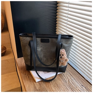 Borsa tote in tela verde oliva con base in pelle nera e ciondolo orsetto di peluche
