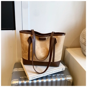 Dettaglio della borsa tote kaki smerigliata con cinturini in pelle marrone scuro