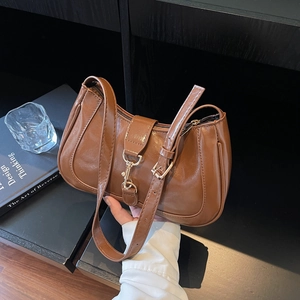 Sac sous le bras en cuir marron chic avec boucle dorée vu d'une perspective frontale