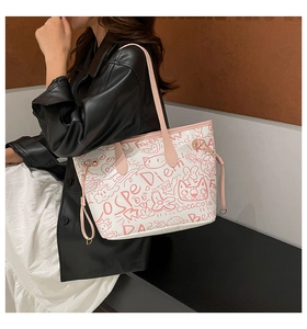 Dettaglio di una grande borsa tote bianca con graffiti rosa e sottili spalline alla moda