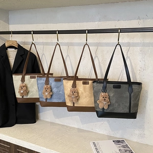 Grande borsa tote retrò con ciondolo a orso in quattro colori moda per l'autunno 2025