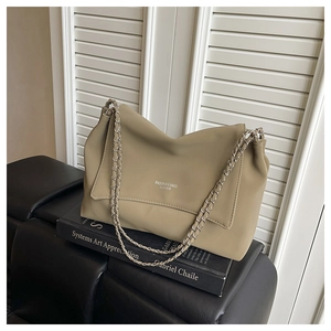 Détail du sac cabas kaki avec doubles chaînes en métal et logo texturé argenté chic