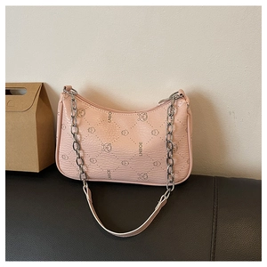 Rosa Schultertasche mit Buchstabenprint und klobiger silberner Metallkette