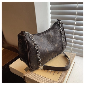 Detail der dunkelbraunen Leder-Schultertasche mit Logo-Print und Silberkette